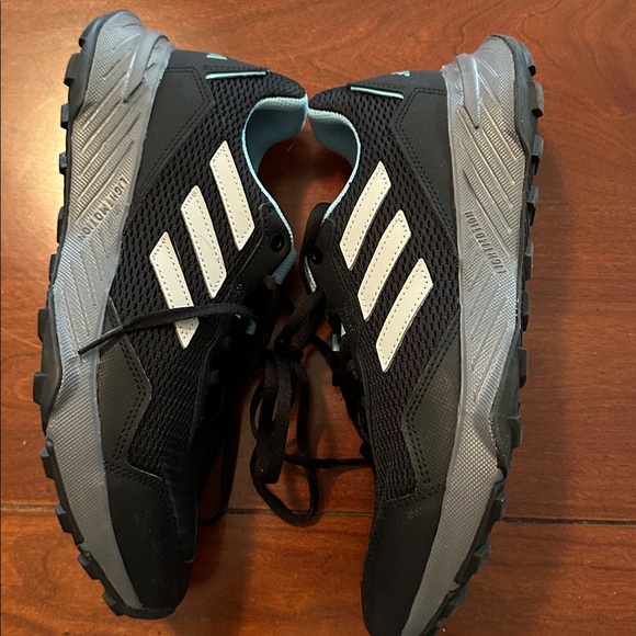 Size 8.5 Adidas Womens Black and light gray strip Sneakers - Picture 6 of 6